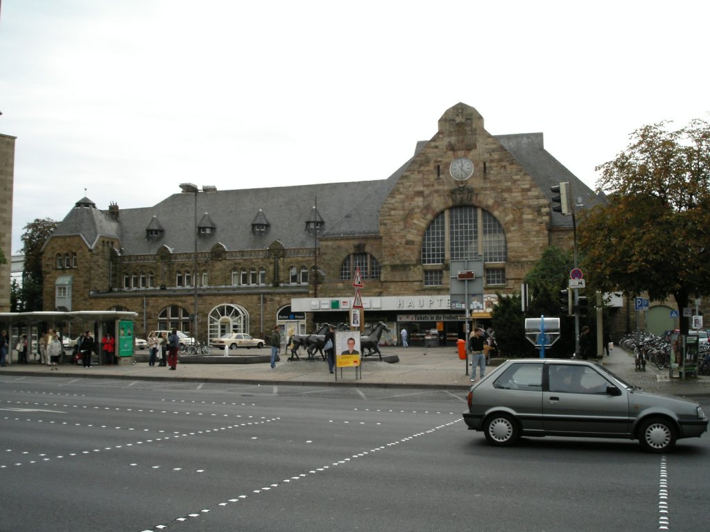 Das Empfangsgebude des Hauptbahnhofs in Aachen am 20.09.2004.