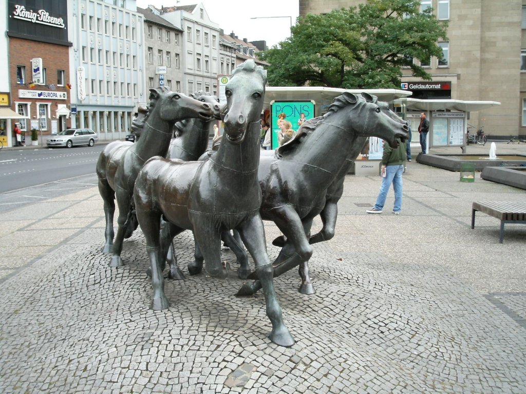 Pferde auf dem Bahnhofsvorplatz in Aachen am 20.09.2004.